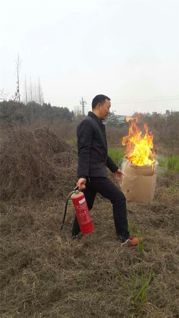 江源镇领导为草莓视频网站下载欧迪工厂同事演示灭火器用法